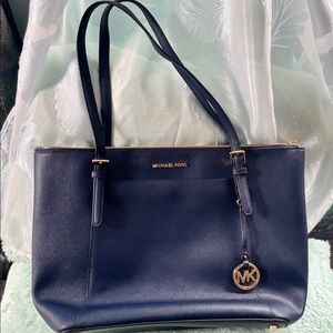 EUC MICHAEL MICHAEL KORS 
Voyager Medium Logo Tote Bag in Navy